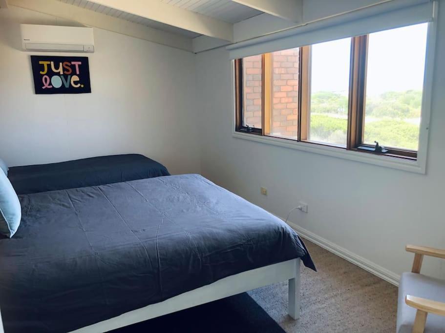 Peterborough Beach House Bagian luar foto